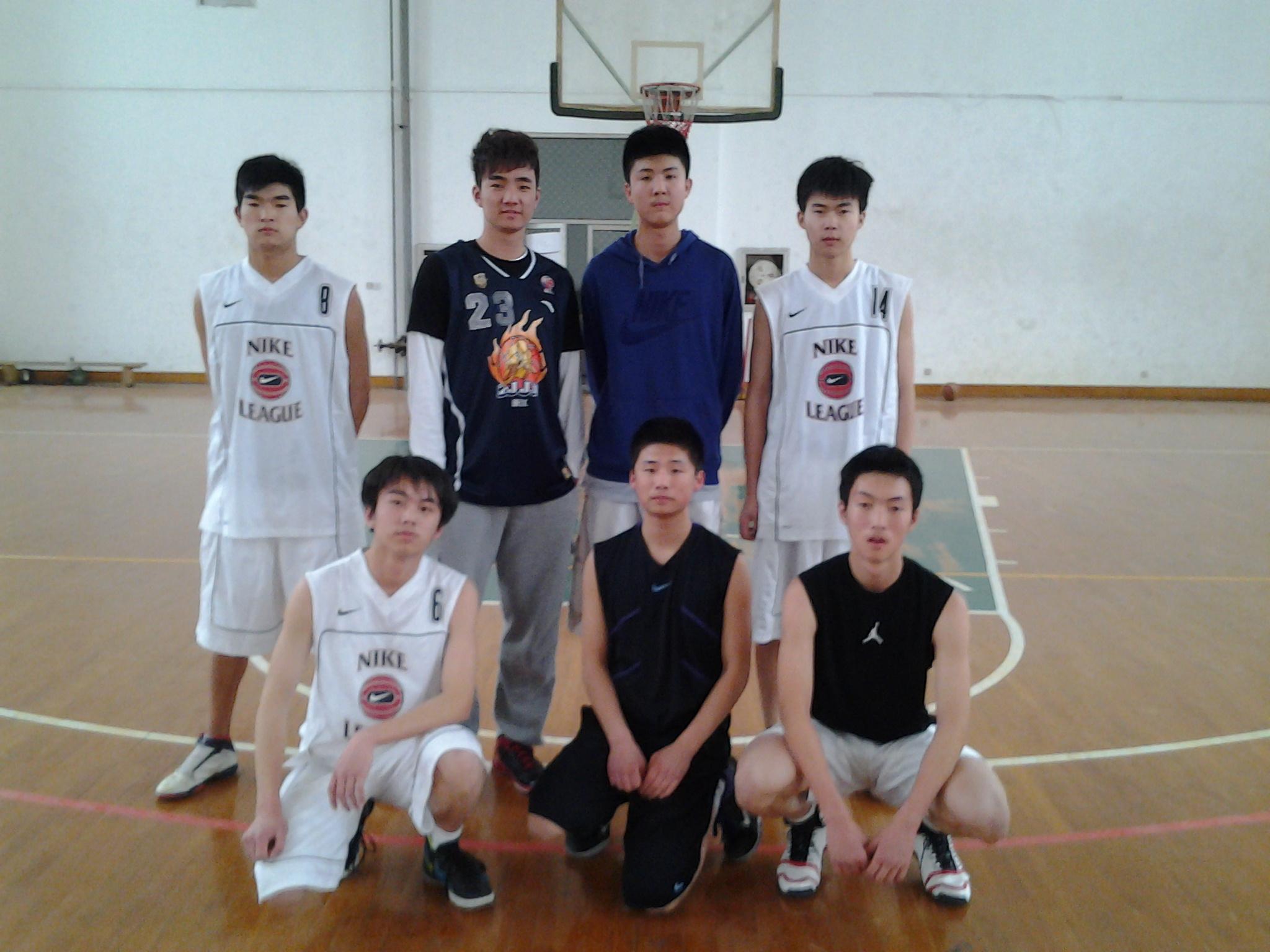 卫曹飞和校篮球队员合影